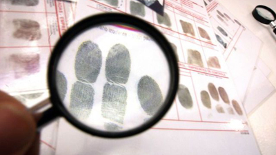 Lupa-con-huella-dactilar